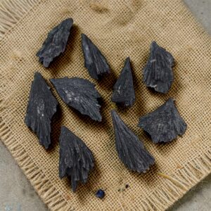 Piedra Energetica en Bruto Cianita Negra (Escoba de Bruja)
